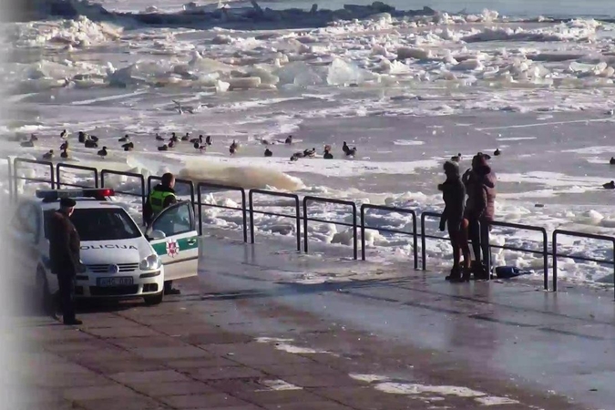 Policija perspėja: laipioti ant ledų sangrūdų – pavojinga