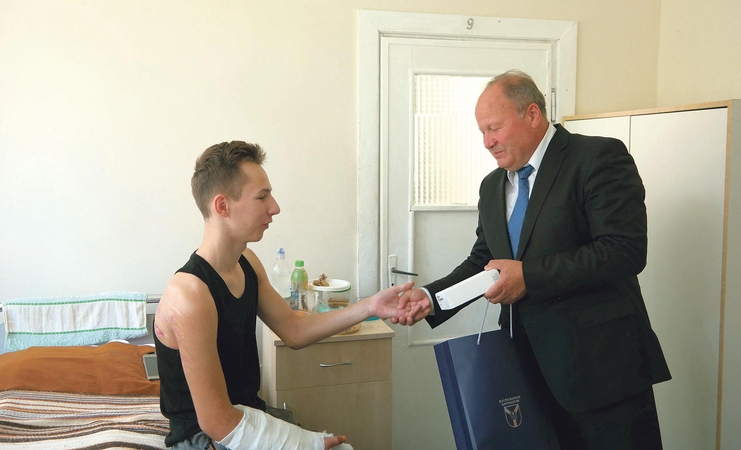 Iš mirties nagų ištrūkusiam vaikinui – linkėjimai laiku sugrįžti į mokyklos suolą