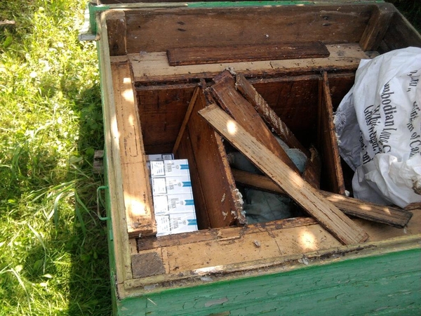 Kontrabandinės cigaretės slėptos net bičių avilyje ir šulinyje