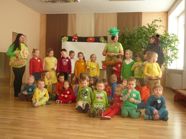 Kaip darželinukai mokė meškutį Smaližių valgyti