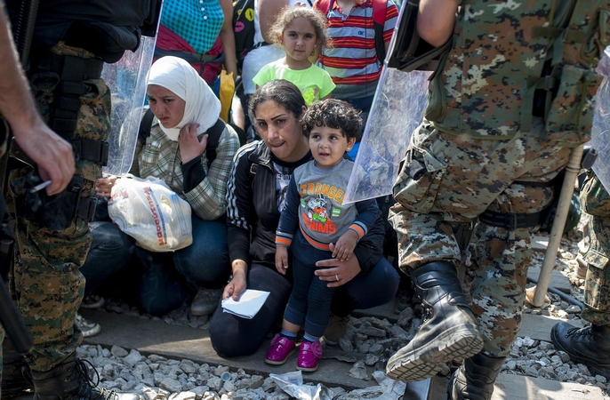 Vienos šalys pabėgėlius veja su policija, kitos pasitinka su sumuštiniais