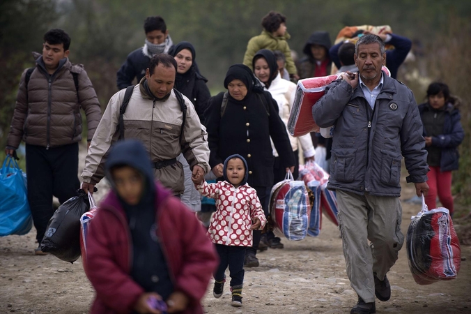 Toliau plūstant migrantams, Austrija ir Slovėnija statys užtvaras