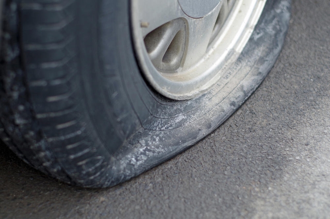 Sustojo pakeisti automobilio ratą – prarado 8 tūkst. litų
