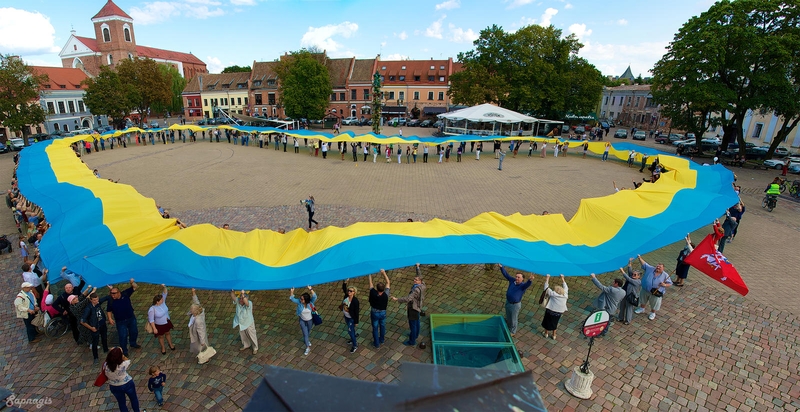 Šimtai kauniečių Rotušės aikštėje išskleidė Ukrainos vėliavą