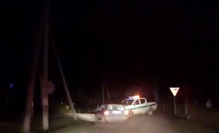 Girtas vairuotojas taranavo policijos automobilį