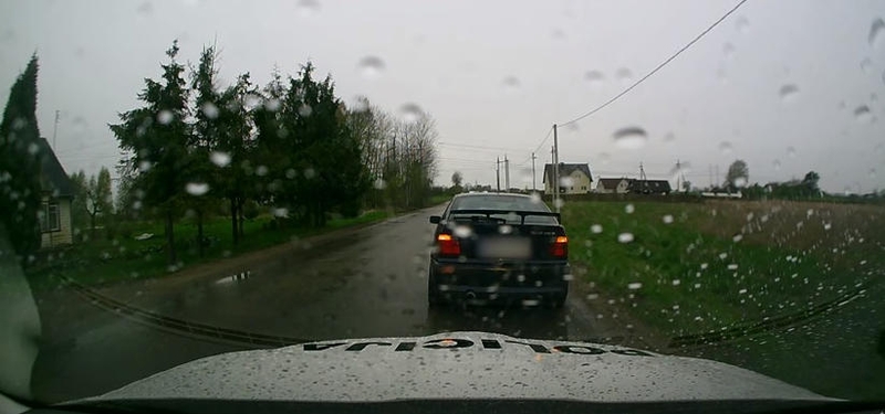 BMW vairuotojui nepavyko pabėgti nuo policijos – baigėsi degalai