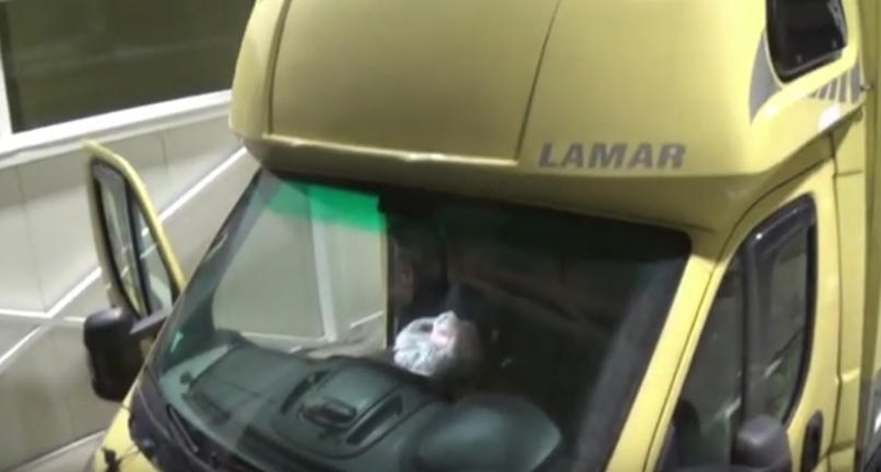 Dėl cigarečių teko ardyti mikroautobuso stogą