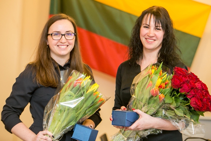 Įvertintos: E.Valikonienė (kairėje) ir A.Paškevičienė apdovanotos krislais, puokštėmis ir simbolinėmis piniginėmis premijomis.