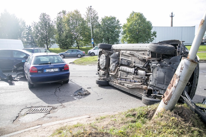 Per avariją Taikos prospekte automobilis nuvirto ant šono, yra sužeistųjų