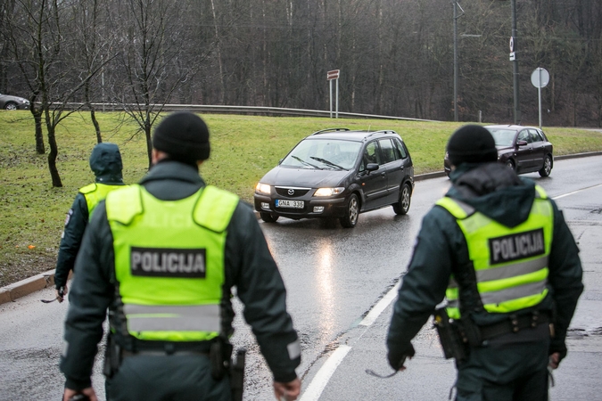 Drausmingiems vairuotojams – pareigūnų sveikinimai, nusižengėlių neužfiksuota