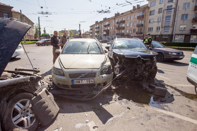 Judrioje Kauno sankryžoje – trijų automobilių avarija