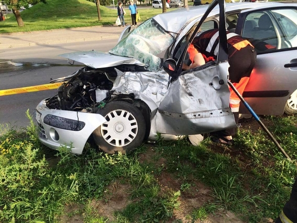 Ugniagesių nepraleidusią moterį įkalino sumaitotas automobilis