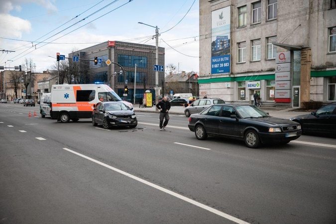 Avarija Savanorių prospekte: vieno automobilio vairuotojai prireikė medikų