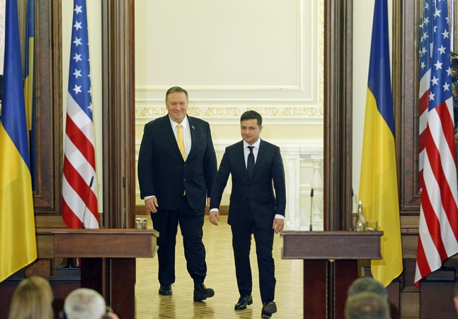 Mike'as Pompeo (kairėje) ir Volodymyras Zelenskis