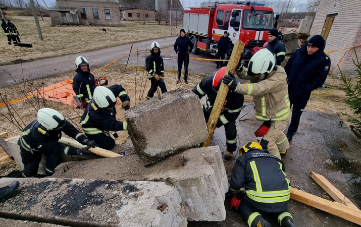 Kretingoje vyksta ugniagesių pratybos žmonių iš sugriuvusių pastatų gelbėjimui