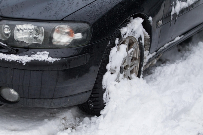 Naktį vairuokite atsargiai: eismą sunkins plikledis ir rūkas