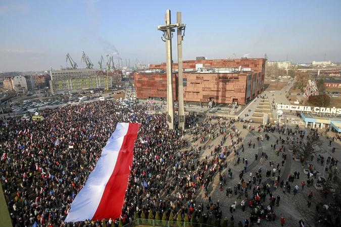 Naują teisėją išrinkę Lenkijos konservatoriai paaštrino krizę