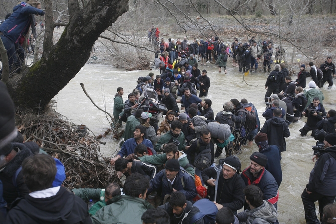 Graikijoje apie 1000 migrantų ieško naujo kelio į Makedoniją