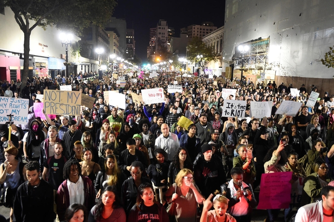 D. Trumpo pergalė JAV įžiebė masinius protestus