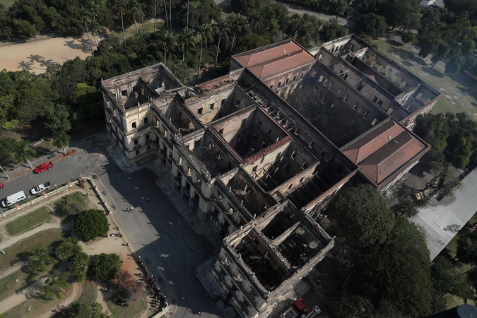 Po gaisro Rio de Žaneiro muziejuje ieškoma išlikusių vertybių