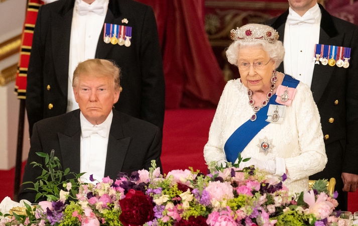 D. Trumpas pažėrė liaupsių Britanijos karalienei
