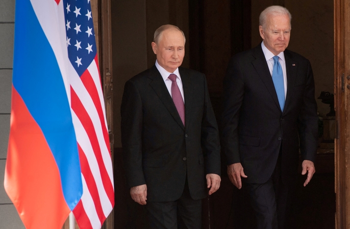J. Bidenas grasina V. Putinui asmeniškomis sankcijomis dėl Ukrainos