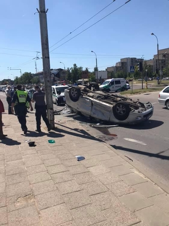 Vilniuje „Mitsubishi“ po avarijos su pavežėju apvirto ant stogo