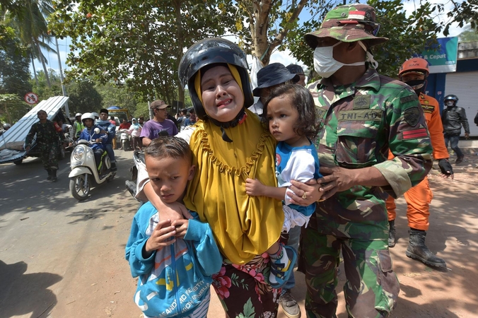 Pakartotinis žemės drebėjimas Indonezijoje: žuvo mažiausiai 319 žmonių