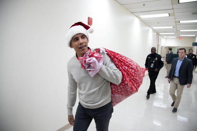 Kalėdų Seneliu persirengęs B. Obama dalijo vaikams dovanas
