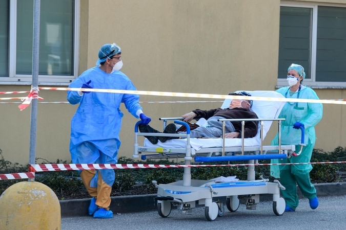 Pasaulyje koronaviruso aukų skaičius perkopė 9 tūkst.