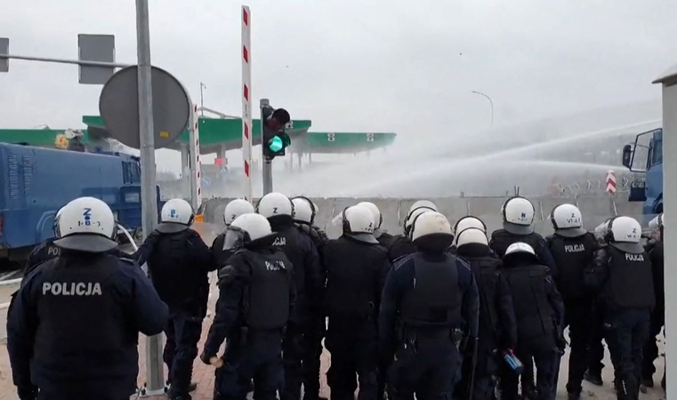 Minskas: lenkų specialiosios priemonės prieš migrantus – smurtas kitos šalies teritorijoje
