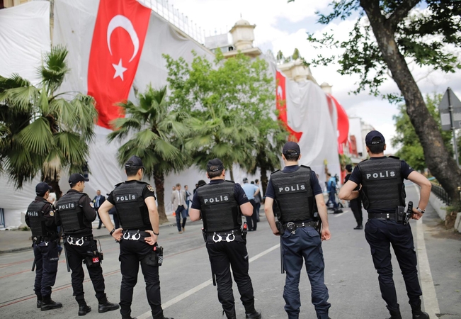 Turkijoje nesiliauja išpuoliai: sprogus automobiliui žuvo trys žmonės