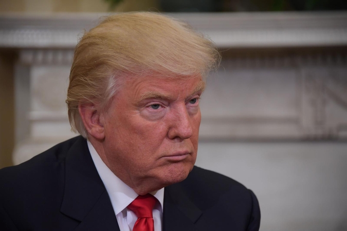 D. Trumpas laužo nusistovėjusią žiniasklaidos prieigos praktiką