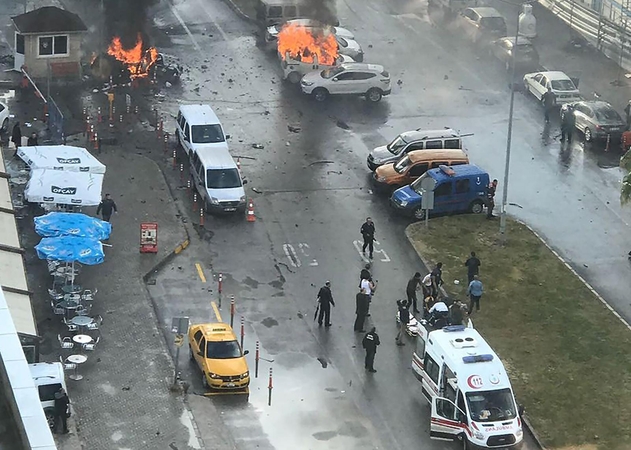 Turkijoje per sprogimą prie teismo žuvo du žmonės, kilo neramumai