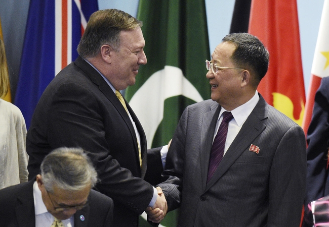 Mike'as Pompeo (kairėje) ir Ri Yong Ho