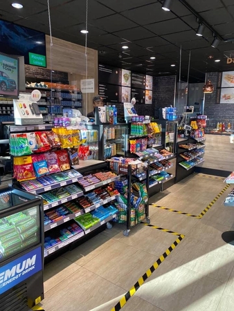 „Circle K“ degalinės persitvarko: darbuotojai atskiriami stiklo pertvaromis