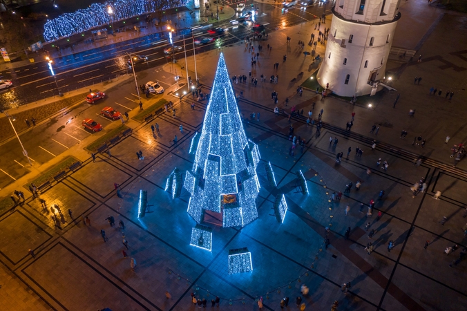 Sostinėje įžiebta siurreali Kalėdų eglė