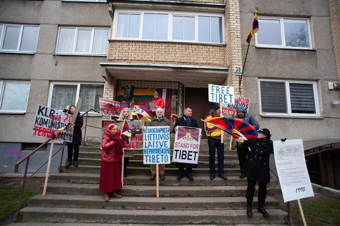 Prie Kinijos ambasados kelios dešimtys žmonių reiškė solidarumą Tibetui