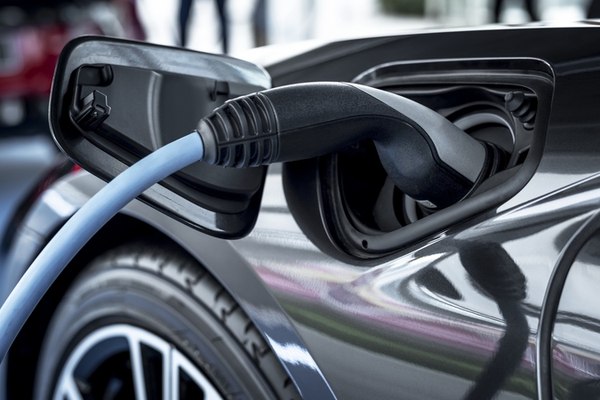 Iki 2027 m. elektromobilių gamyba kainuos pigiau nei automobilių su vidaus degimo varikliais
