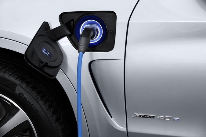 Apklausa: lietuviai pirktų elektromobilius, tik egzistuoja vienas „bet“