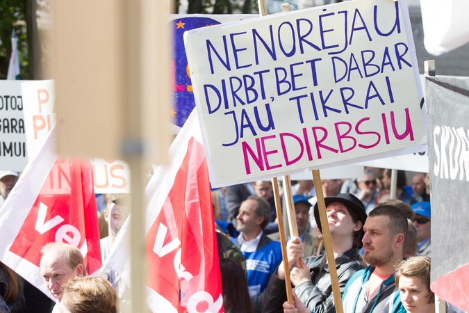 Oficialių bedarbių gretos sumažėjo