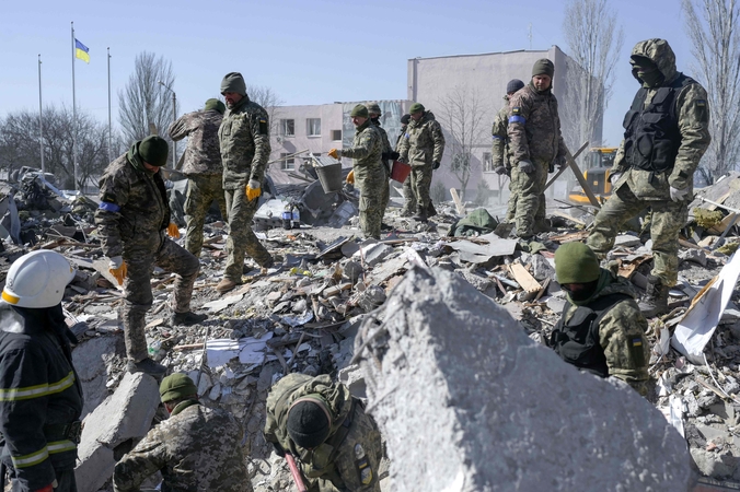 Karas Ukrainoje: per kareivinių apšaudymą Mykolajive žuvo mažiausiai 50 karių