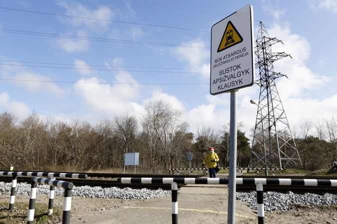 Pavojinga: geležinkelio perėja vaikščioti nesaugu, ja vaikštantys žmonės ne visada pamato atskubančius traukinius.