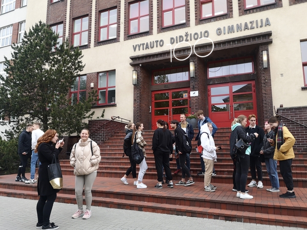 Finalas: rytoj valstybiniu chemijos egzaminu baigsis abitūros egzaminų sesija, ankstesnių patikrinimų rezultatų dar nesulaukta.