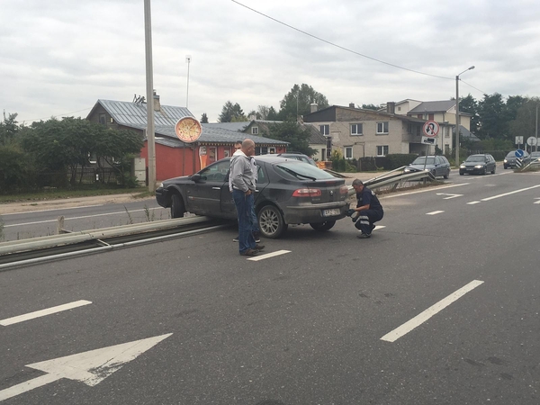 Karmėlavoje – automobilio ir vilkiko susidūrimas