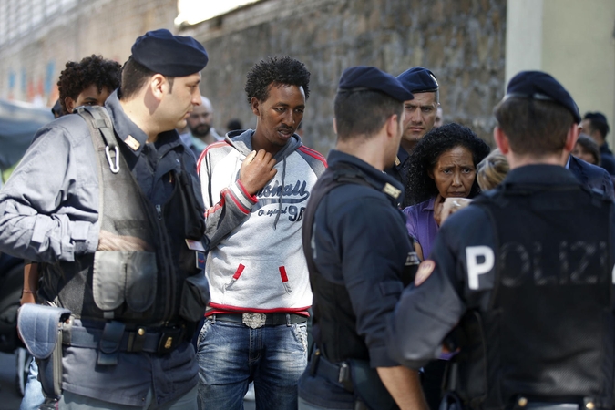 Italijos policininkas nušovė migrantą, smogusį jam peiliu 