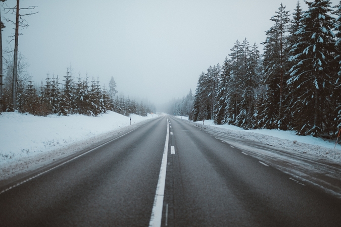 Keliuose yra slidžių ruožų, naktį eismo sąlygas sunkins plikledis