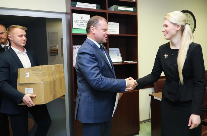 S. Skvernelis įteikė parašus VRK dėl dalyvavimo prezidento rinkimuose