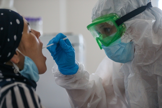 Latvijoje patvirtinti du nauji COVID-19 atvejai, vienas žmogus mirė