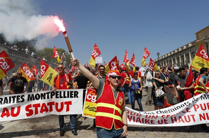 Dešimtys tūkstančių žmonių Prancūzijoje protestavo prieš E. Macrono reformų politiką